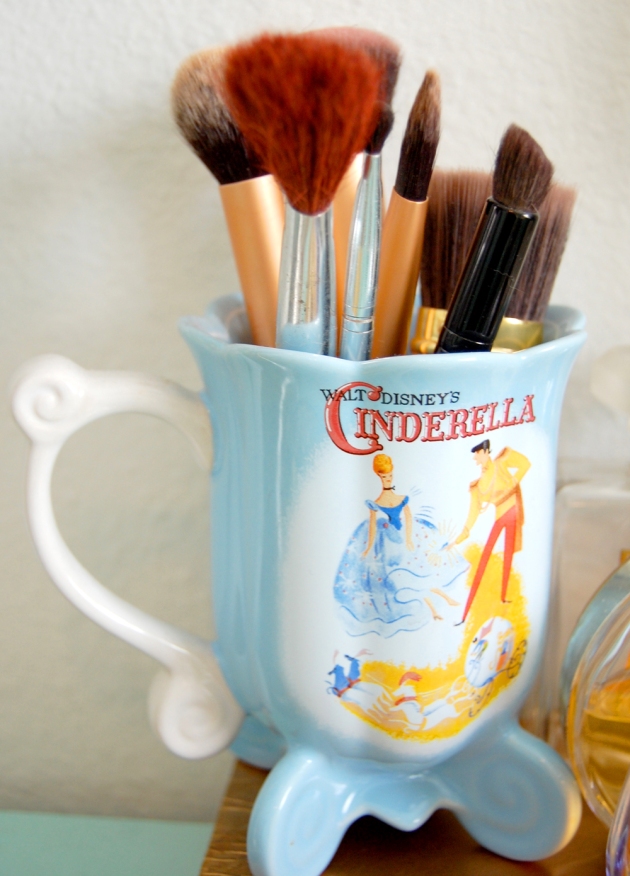 mug-brushes-makeup-vanity-vandi-fair-decorating-interiors-disney-cinderella-blog-fashion-blogger